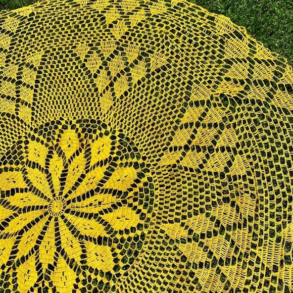 Crochet table cloth - Picture 5 of 7